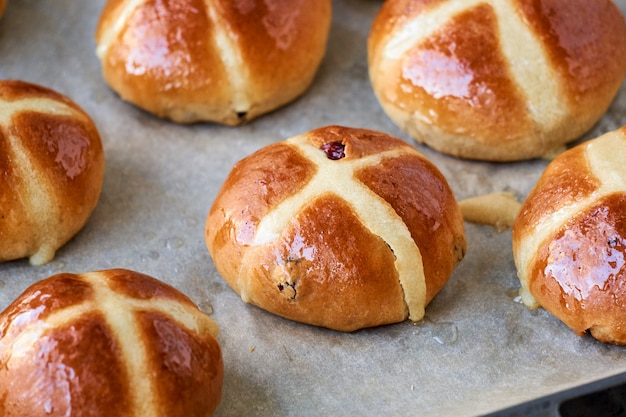 Brioches de Pâques sur papier parchemin