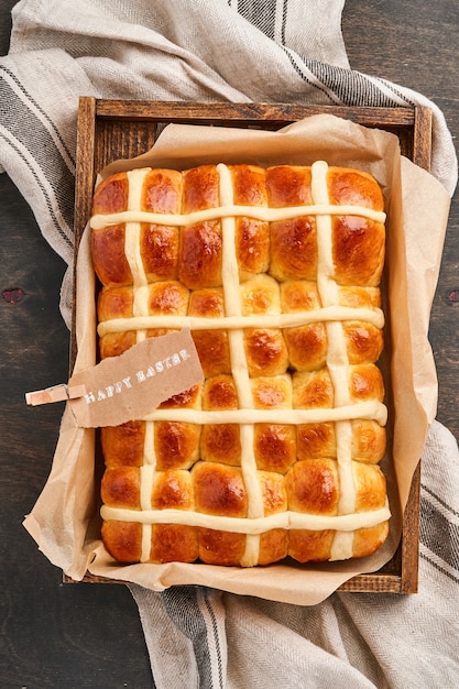 Brioches de Pâques. Petit-déjeuner traditionnel et décorations de vacances de Pâques lapin