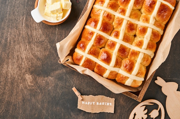 Brioches de Pâques. Petit-déjeuner traditionnel et décorations de vacances de Pâques lapin