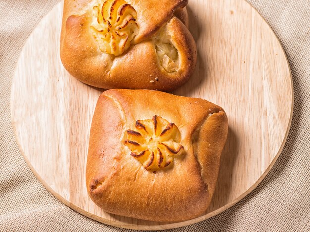 Brioches sur une planche de bois