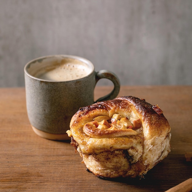 Brioches sucrées aux pommes et à la cannelle Boulangerie maison traditionnelle