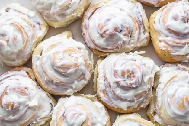 Brioches suédoises à la cannelle et crème blanche