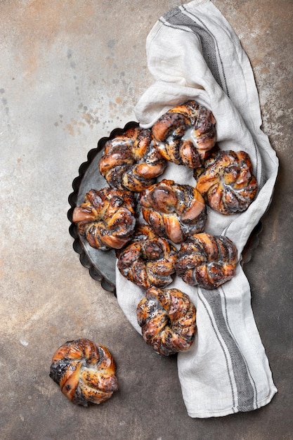 Brioches torsadées maison aux graines de pavot et sucre