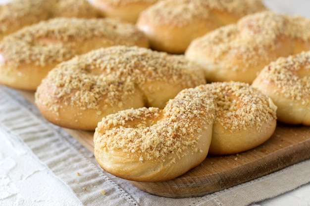 Brioches traditionnelles roumaines et moldaves en forme de huit avec glaçage au miel et chapelure de noix.