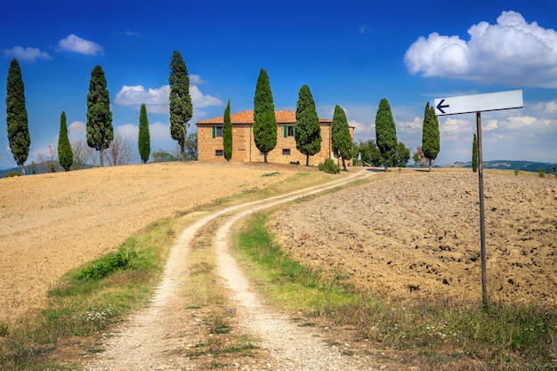 Brique, maison, dans, les, campagne, toscane, italie Le chemin menant à la maison. Paysage rural.