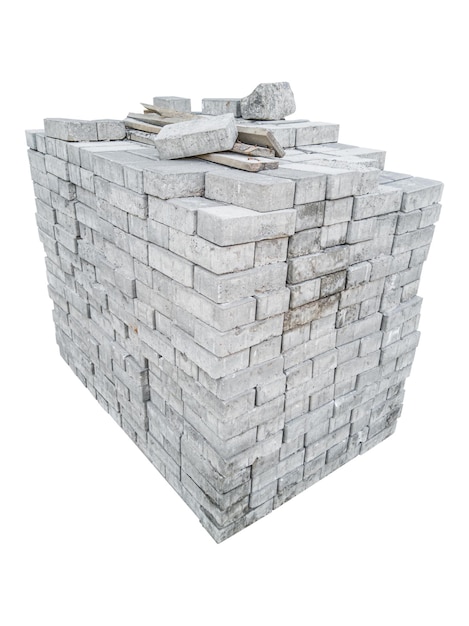 Brique de silicate gris empilée bâclée isolée sur fond blanc Débris de construction Débris de construction