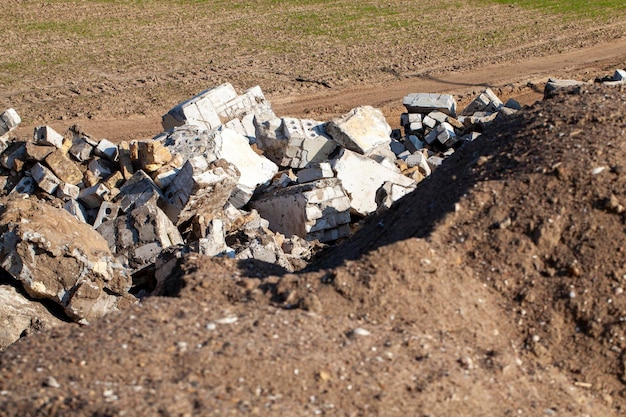 Briques et autres matériaux de construction éparpillés sur le territoire