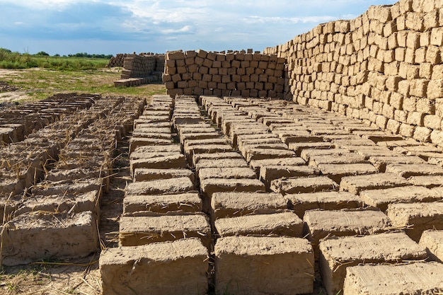 Les briques étaient faites d'argile et de paille. briques prêtes en argile et paille séchées dans la rue au soleil