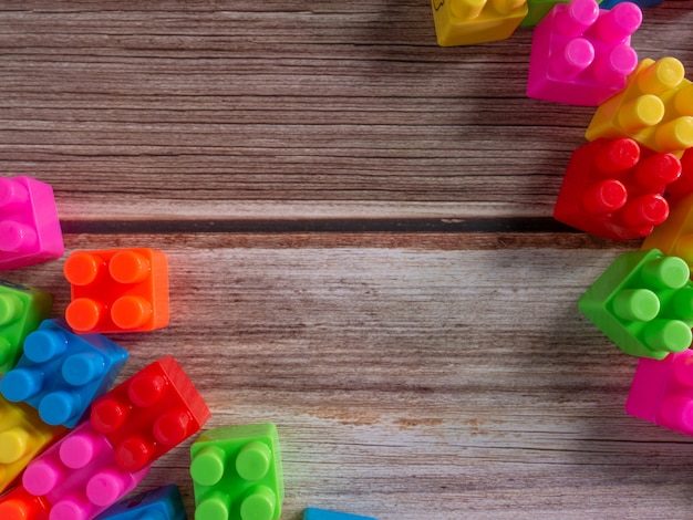 Les briques de jouet de couleur sur la table en bois pour le concept d'arrière-plan ou d'éducation