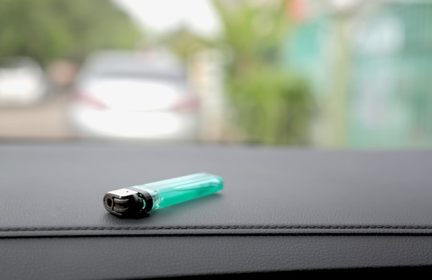 Un briquet devant la voiture