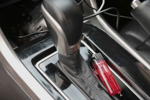 Un briquet rouge est dans la voiture.