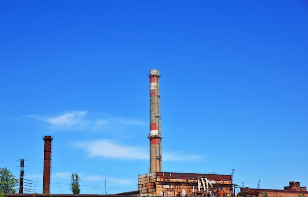 Briqueterie contre ciel clair