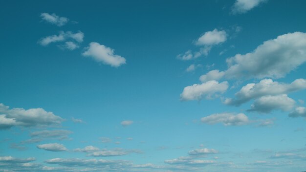 Brise d'air frais beau ciel bleu et fond de nuages fond de ciel avec des nuages blancs moelleux