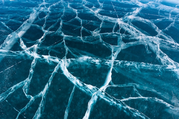 Brise-glace naturelle dans l'eau gelée