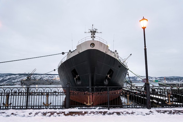 Brise-glace nucléaire Lénine dans le port de Mourmansk en hiver. l'inscription sur le navire LENIN