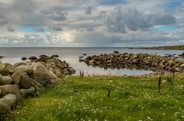 Brise-lames, océan et ciel à Lista, dans le sud de la Norvège