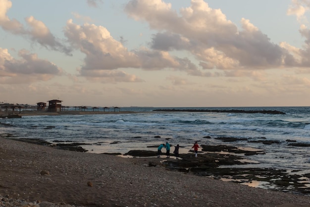 Brise-lames de pierres côtières sur la plage à Haïfa