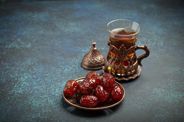 Photo briser le jeûne avec des dattes séchées pendant le ramadan kareem