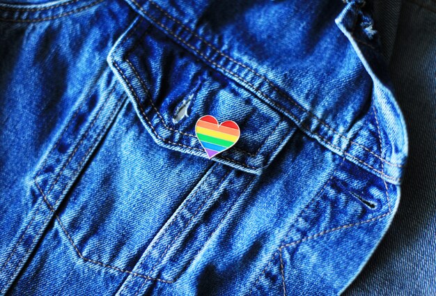 Broche drapeau arc-en-ciel sur une veste bleue