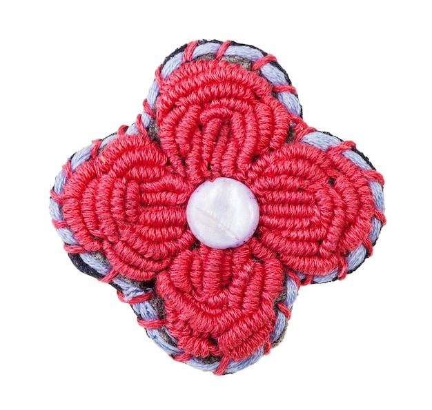 Broche fleur brodée de fil de soie rouge