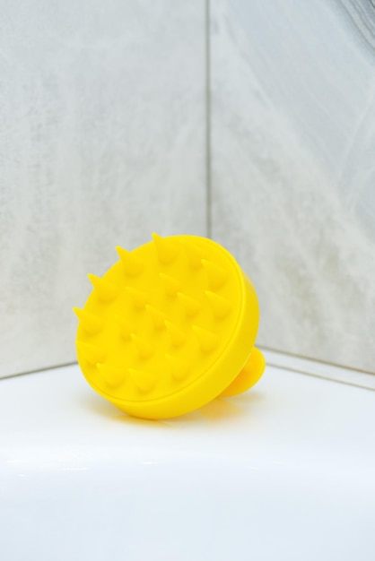 Broche jaune pour stimuler la croissance des cheveux Broche de massage dans la salle de bain Orientation verticale