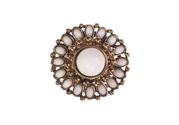 Broche vintage avec perles isolé sur fond blanc