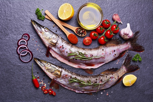 Brochet de poisson aux épices et légumes