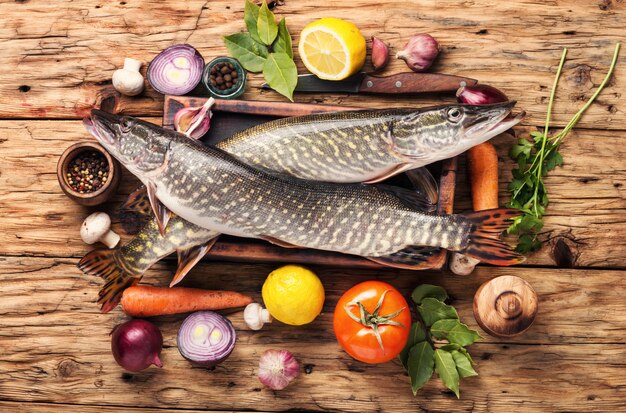 Brochet de poisson sur la planche de cuisine