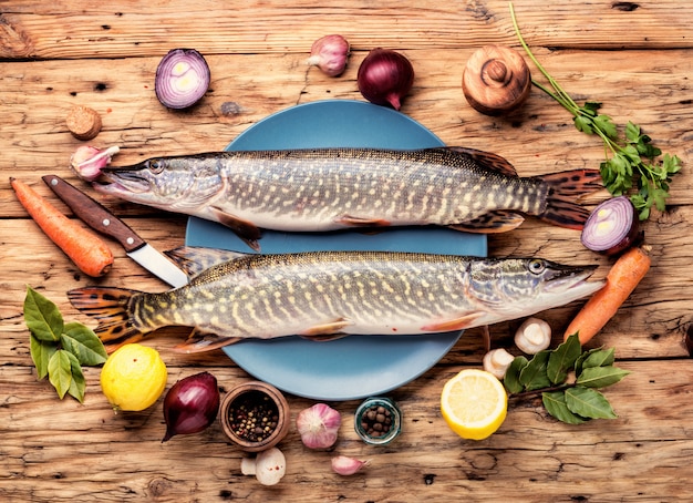 Brochet de poisson sur la planche de cuisine