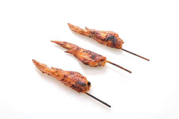 Brochette d'ailes de poulet grillé ou barbecue isolé sur fond blanc