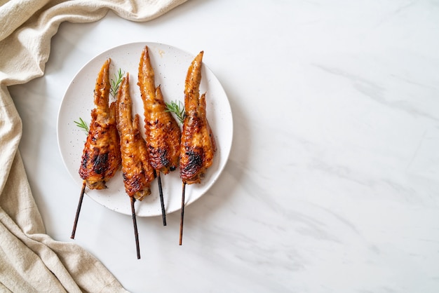 Brochette d'ailes de poulet grillées ou barbecue sur assiette