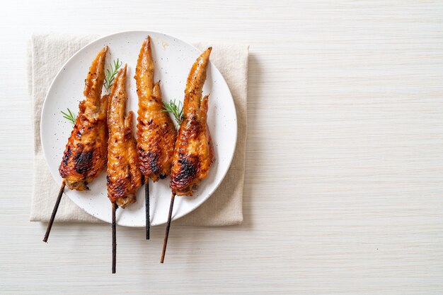 Brochette d'ailes de poulet grillées ou barbecue sur assiette