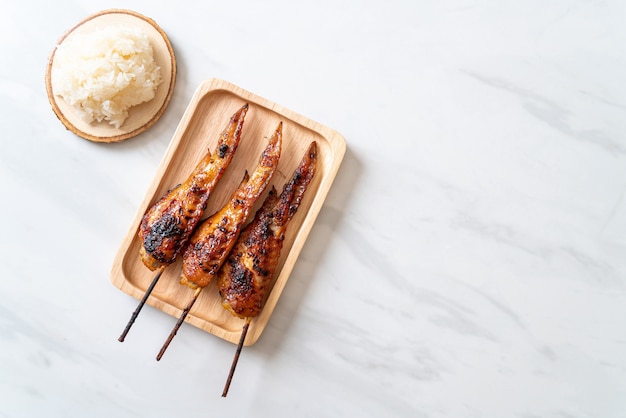 brochette d'ailes de poulet grillées ou barbecue avec riz gluant