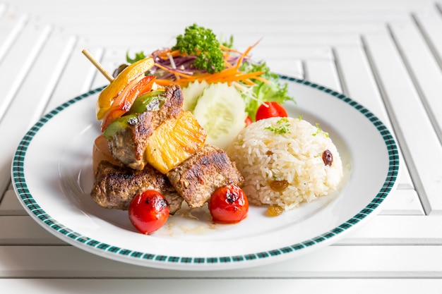 Brochette de boeuf grillé avec du riz