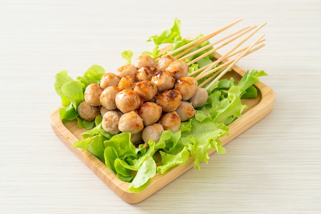 brochette de boulettes de viande grillées avec trempette épicée