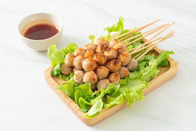 brochette de boulettes de viande grillées avec trempette épicée