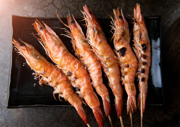 Brochette de crevettes grillées.