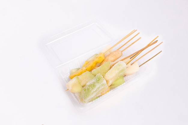 Brochette de fruits sur mica sur fond blanc