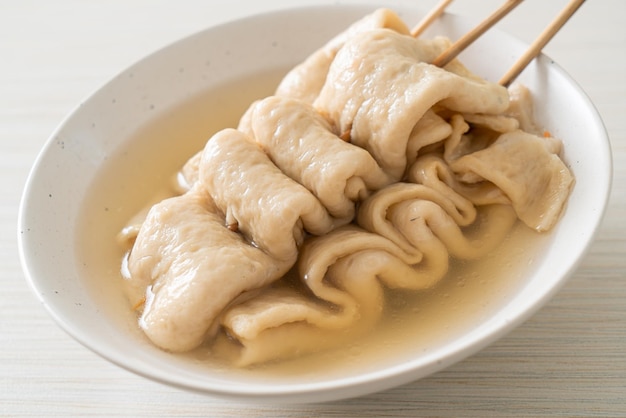 Brochette de gâteau de poisson coréen Odeng dans la soupe