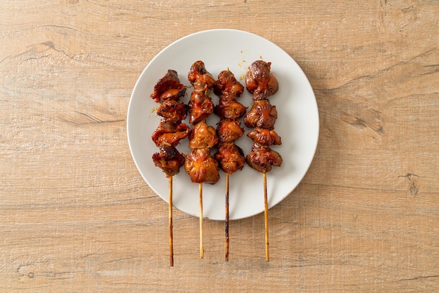 Brochette de gésier de poulet grillé yakitori servi dans le style izakaya