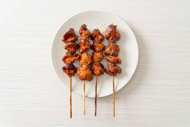 brochette de gésier de poulet grillé yakitori servir dans le style izakaya - style de cuisine asiatique