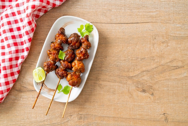 Brochette de gésiers de poulet grillé aux herbes et épices