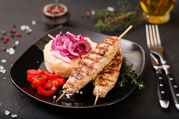 Brochette de Lula grillé à la dinde (poulet) avec tomate fraîche et boulgour