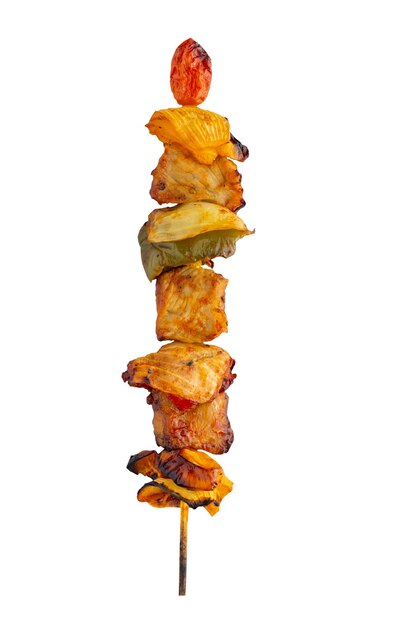 Brochette de porc grillé et barbecue de légumes isolé sur fond blanc