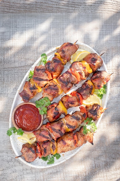 Brochette de porc grillée aux poivrons rouges et jaunes