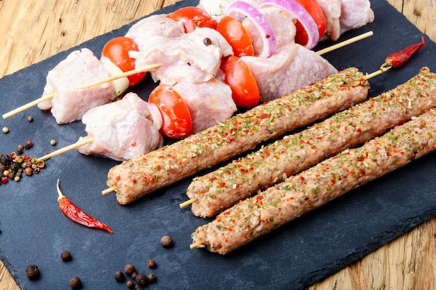 Brochette de porc marinée sur bâton