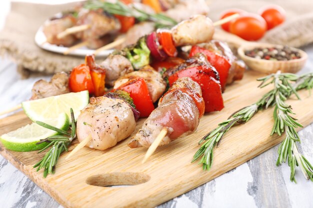 Brochette de porc sur table en bois se bouchent