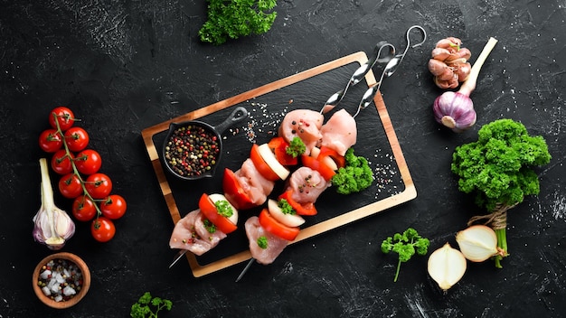 Brochette de poulet cru avec légumes et épices Vue de dessus Espace libre pour votre texte Style rustique