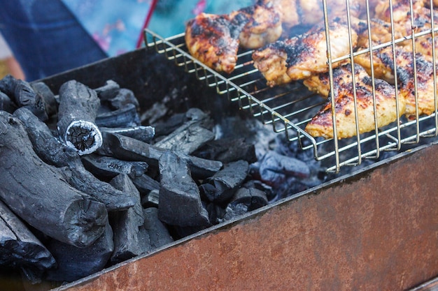 Brochette de poulet filet de viande shish kebab barbecue sur le grill brochettes.