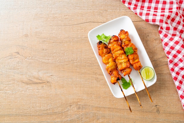 brochette de poulet grillé aux herbes et épices sur assiette